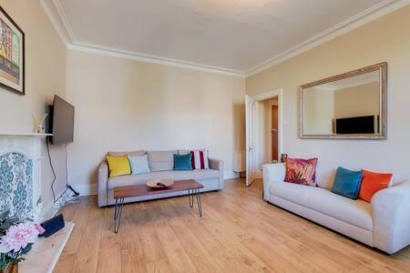 Spacious Apartment In The Heart Of Ealing Broadway Londýn Exteriér fotografie