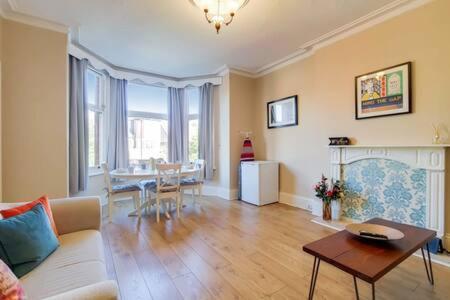 Spacious Apartment In The Heart Of Ealing Broadway Londýn Exteriér fotografie